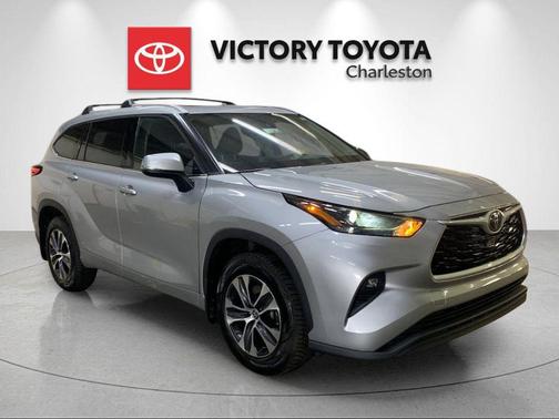 Celestial Silver Metallic 2022 Toyota Highlander XLE