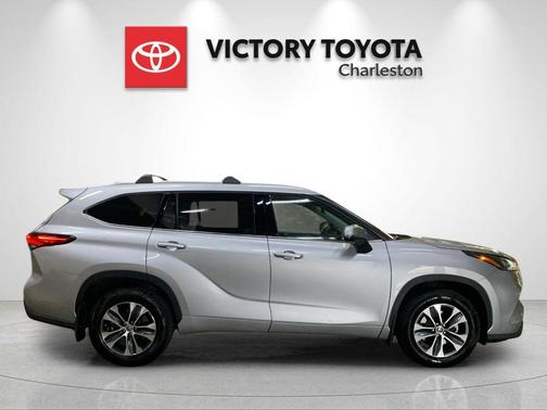 Celestial Silver Metallic 2022 Toyota Highlander XLE