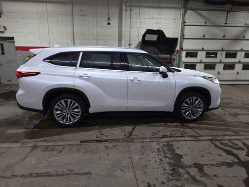 2026 Toyota Highlander Hybrid Platinum