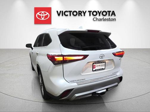 2026 Toyota Highlander Hybrid Platinum