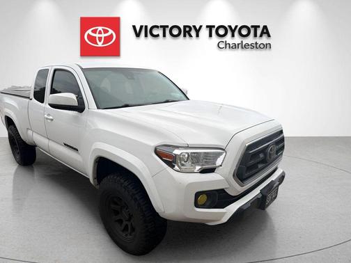White 2022 Toyota Tacoma SR5