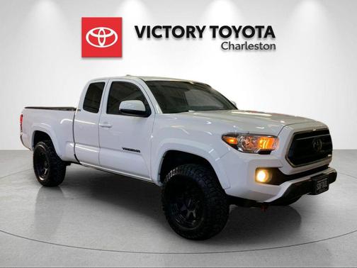 White 2022 Toyota Tacoma SR5