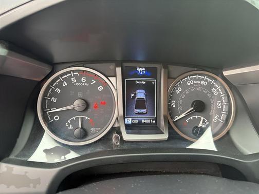 White 2022 Toyota Tacoma SR5