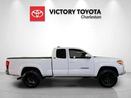 White 2022 Toyota Tacoma SR5