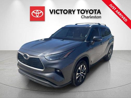 Magnetic Gray Metallic 2022 Toyota Highlander XLE