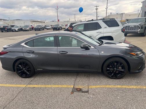 2022 Lexus ES 300h F SPORT