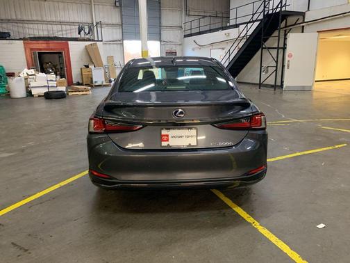 2022 Lexus ES 300h F SPORT