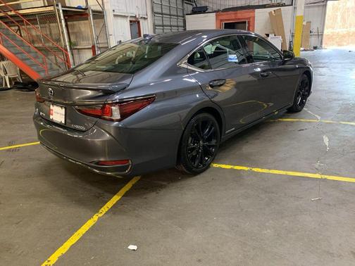 2022 Lexus ES 300h F SPORT