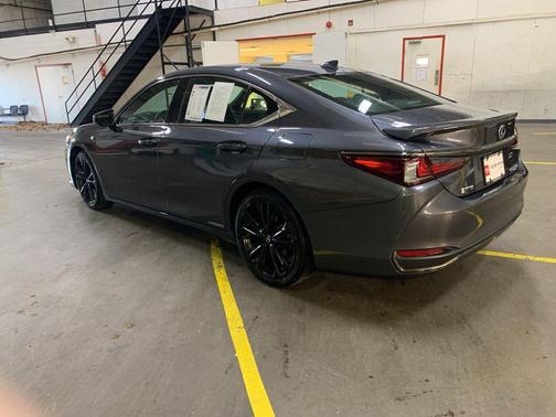 2022 Lexus ES 300h F SPORT