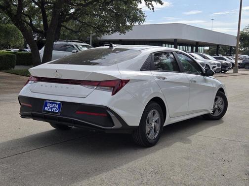 2025 Hyundai ELANTRA SE