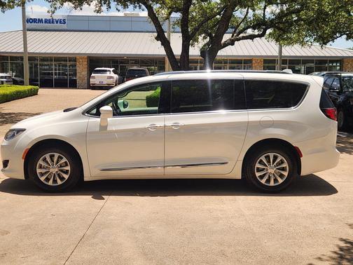 Bright White Clearcoat 2018 Chrysler Pacifica Touring-L Plus
