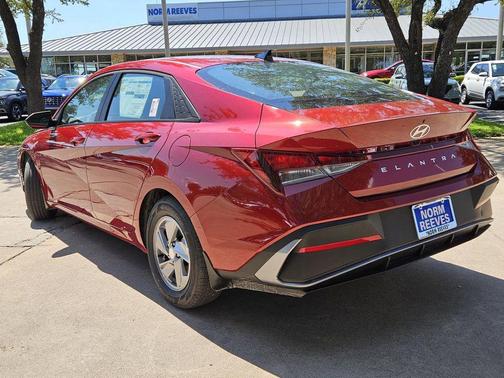 2025 Hyundai ELANTRA SE