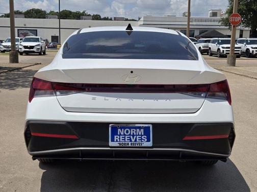 2025 Hyundai ELANTRA SE