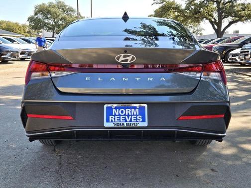 2025 Hyundai ELANTRA SE