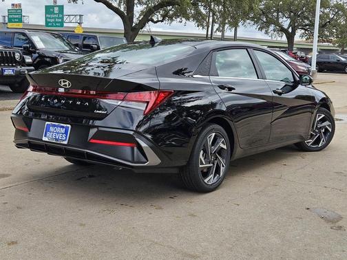 2025 Hyundai ELANTRA Limited