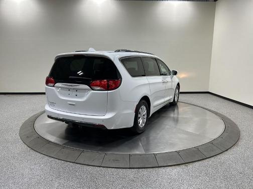 Bright White Clearcoat 2018 Chrysler Pacifica TOURING L
