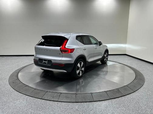 Bright Silver Metallic 2019 Volvo XC40 T5 MOMENTUM