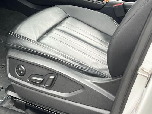 Ibis White 2023 Audi Q5 45 S line Premium Plus