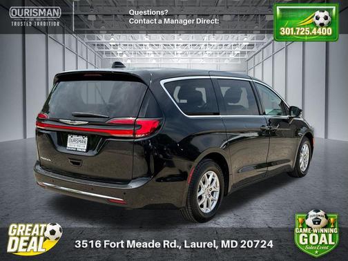 Brilliant Black Crystal Pearlcoat 2023 Chrysler Pacifica Touring L
