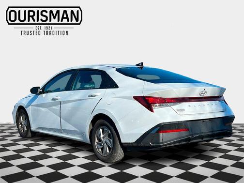 2025 Hyundai ELANTRA SE