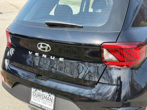 Onyx Black 2026 Hyundai VENUE SE