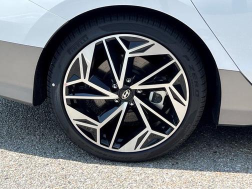 2025 Hyundai IONIQ 6 SEL