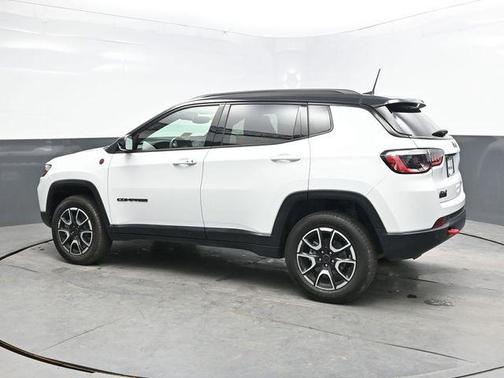 Bright White Clearcoat 2025 Jeep Compass Trailhawk