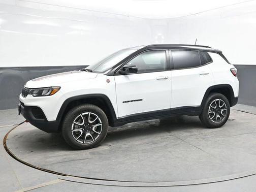 Bright White Clearcoat 2025 Jeep Compass Trailhawk