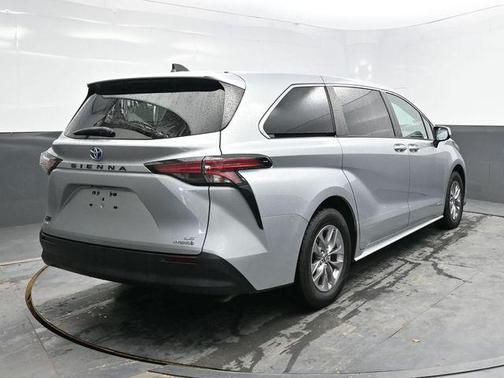 2021 Toyota Sienna LE