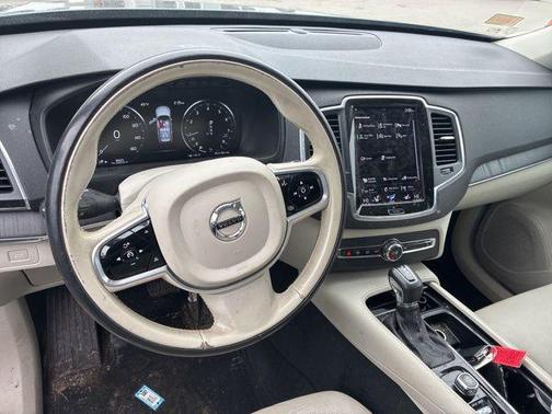 2020 Volvo XC90 T6 Momentum