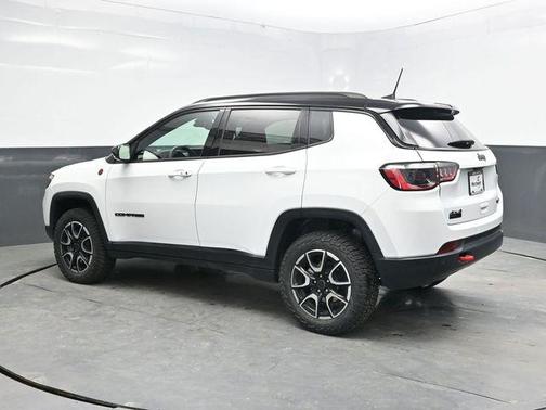 Bright White Clearcoat 2025 Jeep Compass Trailhawk