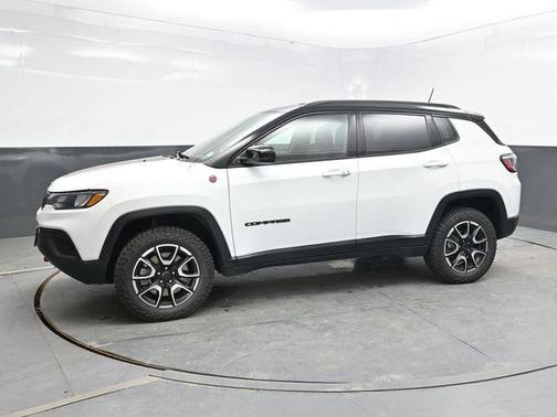 Bright White Clearcoat 2025 Jeep Compass Trailhawk