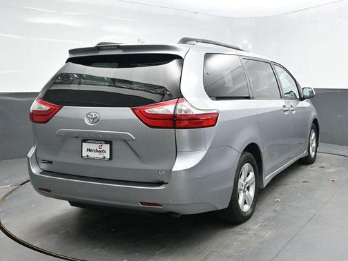 2019 Toyota Sienna LE