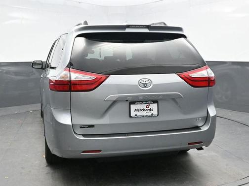 2019 Toyota Sienna LE