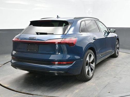 2022 Audi e-tron Premium Plus