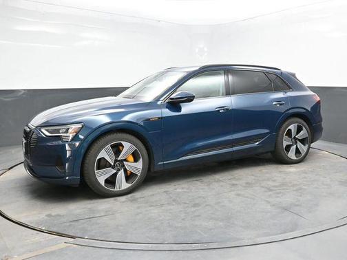 2022 Audi e-tron Premium Plus