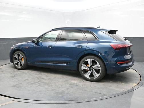 2022 Audi e-tron Premium Plus