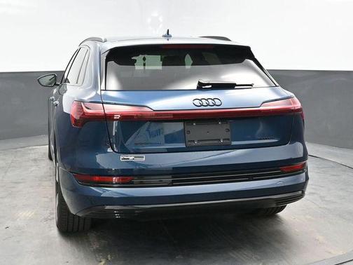 2022 Audi e-tron Premium Plus