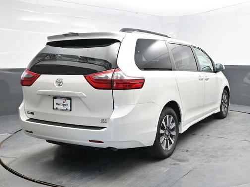 2020 Toyota Sienna XLE