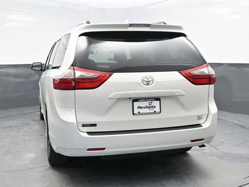 2020 Toyota Sienna XLE