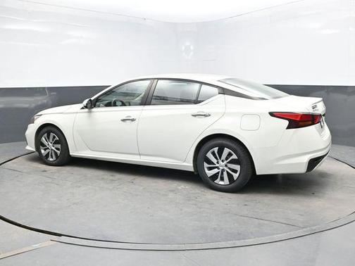 Glacier White 2021 Nissan Altima S FWD