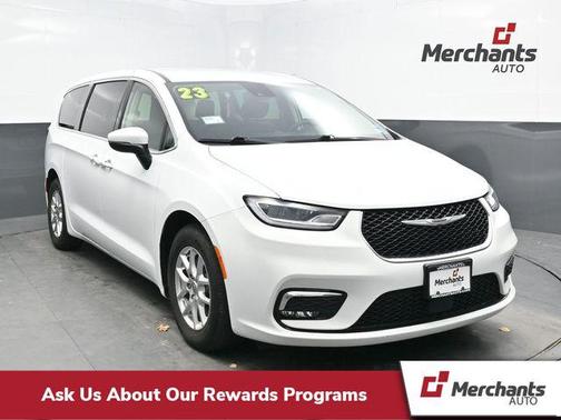 2022 Chrysler Voyager LX