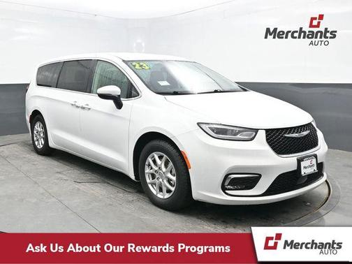 Bright White Clearcoat 2023 Chrysler Pacifica Touring L