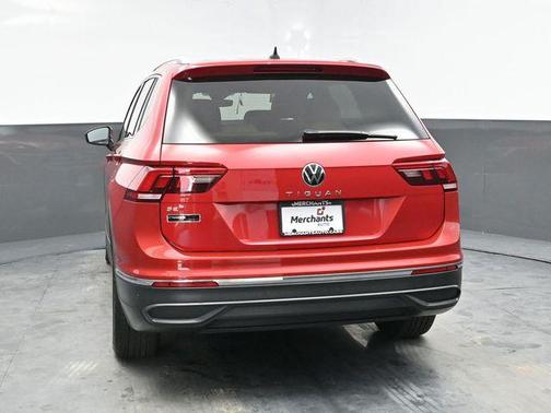 Kings Red Metallic 2022 Volkswagen Tiguan 2.0T SE