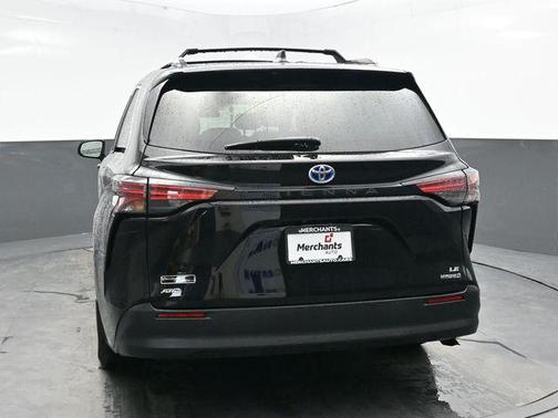 2021 Toyota Sienna LE