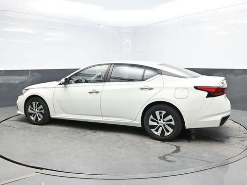 Glacier White 2021 Nissan Altima S FWD