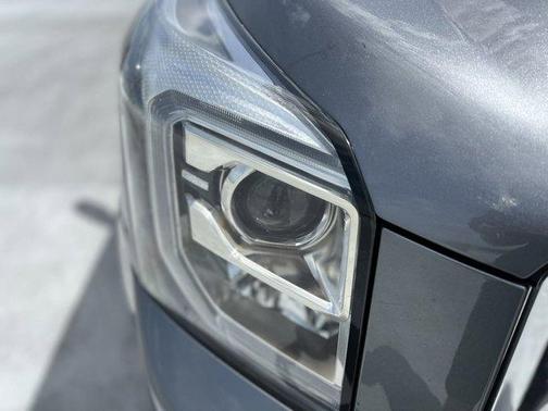 Photo 4 of 48 of 2020 GMC Yukon SLT
