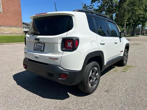 Alpine White Clearcoat 2019 Jeep Renegade Trailhawk