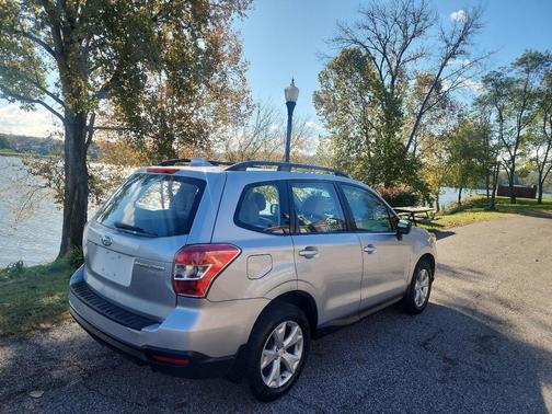 2016 Subaru Forester 2.5i
