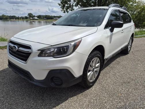 Crystal White Pearl 2019 Subaru Outback 2.5i